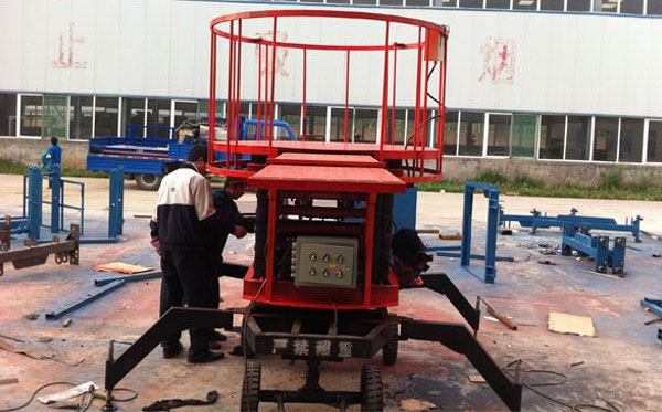 车间工人正在做液压乐虎体育(中国)有限责任公司实验现场